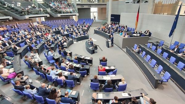 Bundestag stimmt für Krankenkassen-Sparpaket