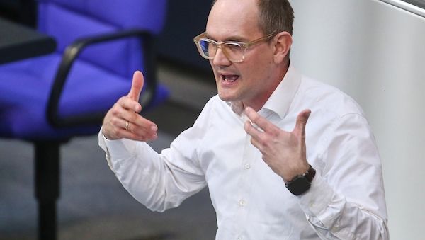 Grünen-Politiker Dahmen will Deutschland notfalls mit der Waffe verteidigen