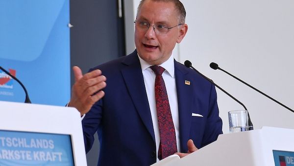 Chrupalla verteidigt Singen von DDR-Hymne