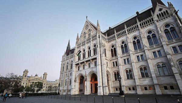 Deutsche Außenpolitiker verteidigen Rückbau des Orbán-Systems