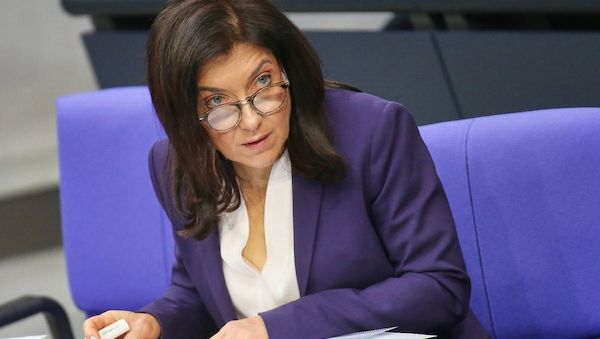 Kellner wirft Reiche "Berater-Luxus" vor