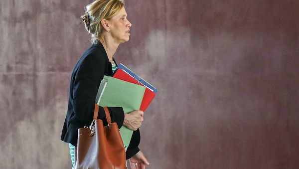 Prien wirbt in Brüssel für gemeinsame Kinderschutzregeln im Netz