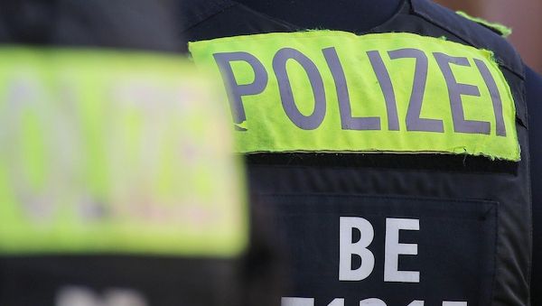 Radfahrer gegen geparktes Auto in Berlin-Wittenau geprallt