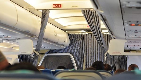 Eine Flugreise mit Kindern kann zur Herausforderung werden