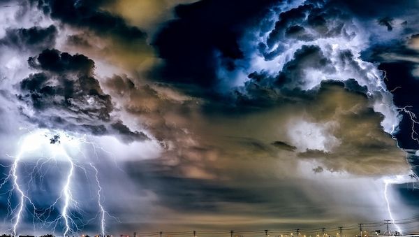 ARAG: Was man bei Sturm, Hagel und Starkregen beachten sollte