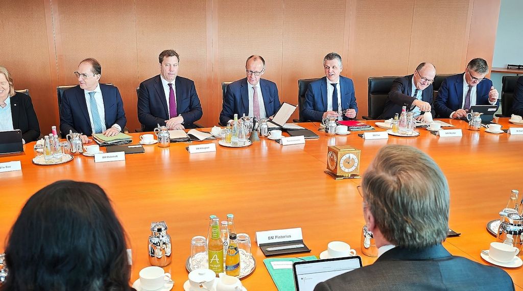 Merz schließt Kabinettsumbildung nicht aus