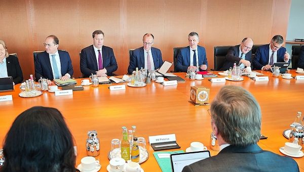 Merz schließt Kabinettsumbildung nicht aus