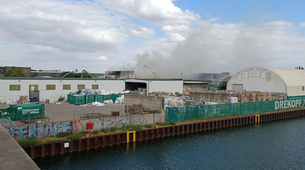 Großbrand auf Recyclingbetrieb im Dortmunder Hafen