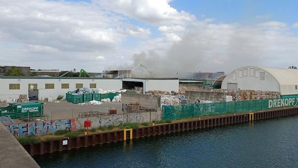 Großbrand auf Recyclingbetrieb im Dortmunder Hafen
