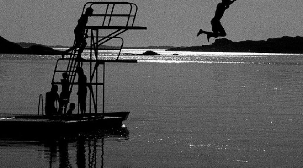 Sicher ins Wasser: Was Eltern und Schwimmer wissen sollten