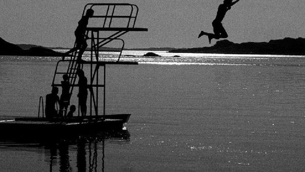 Sicher ins Wasser: Was Eltern und Schwimmer wissen sollten