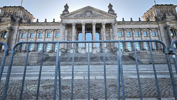 Karlsruhe weist AfD-Klage gegen "2G+-Regelung" im Bundestag ab