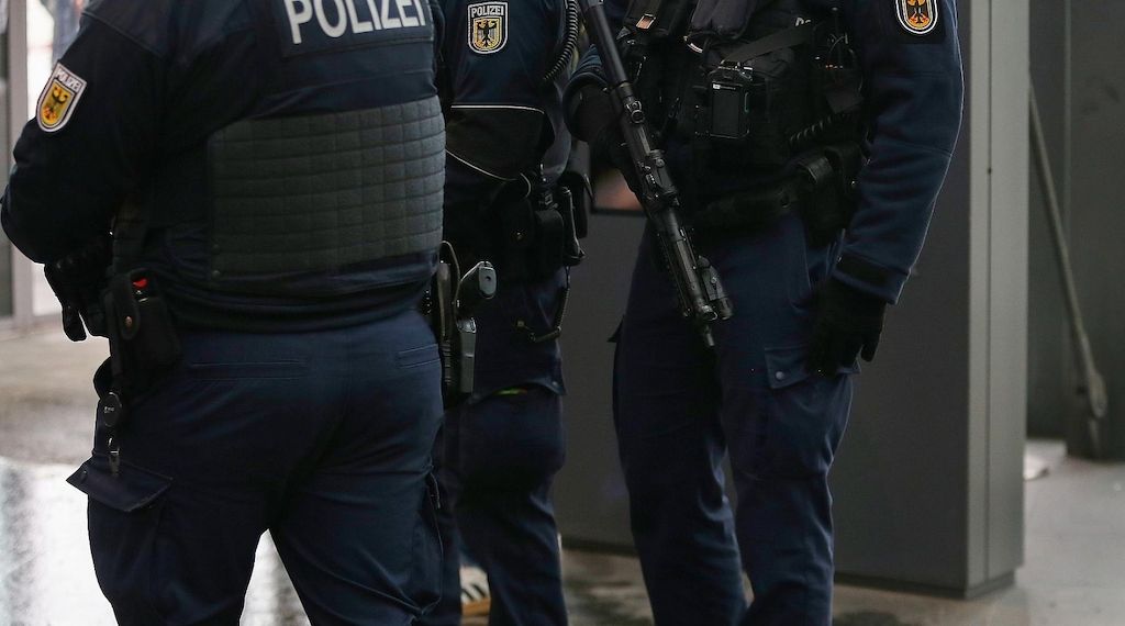 18-Jährige sucht Rucksack auf Gleisen der S-Bahn Reeperbahn