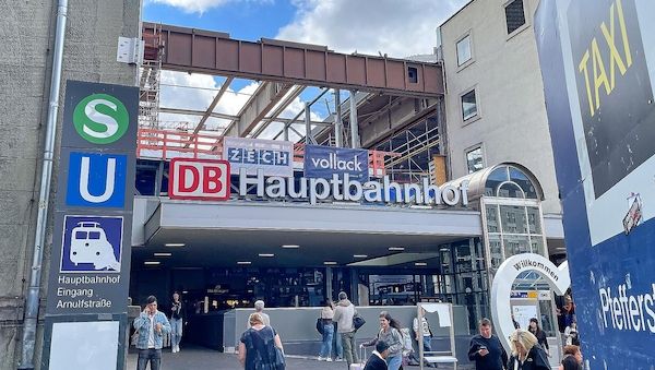 28-Jähriger belästigt Reisende am Münchner Hauptbahnhof mit Blut