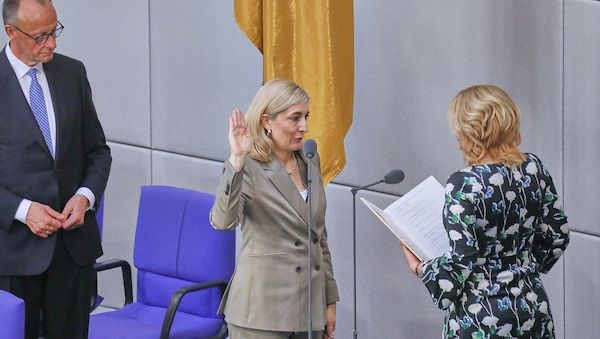 Experte: Minister-Vereidigung nach Sommerpause verfassungswidrig
