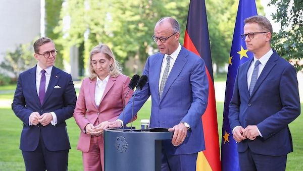 Opposition attackiert Merz für Kabinettsumbau
