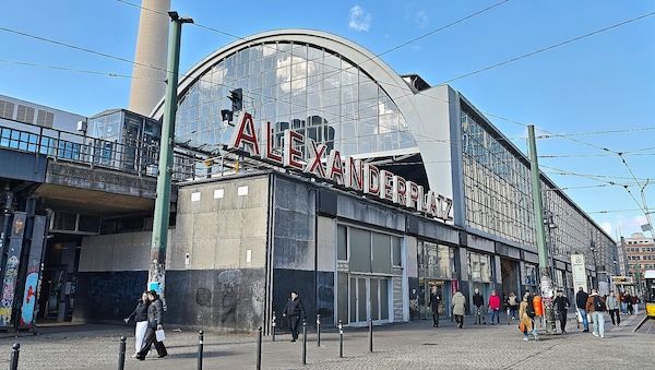 23-Jähriger am U-Bahnhof Alexanderplatz mit Schreckschusswaffe und Reizgas verletzt