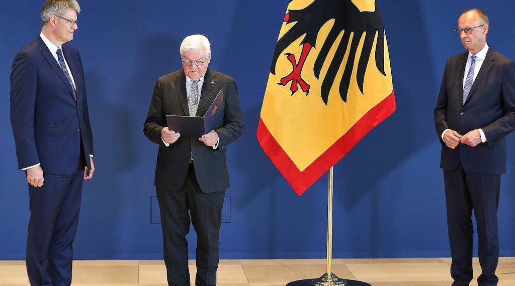 Steinmeier entlässt und ernennt von Merz benannte Minister