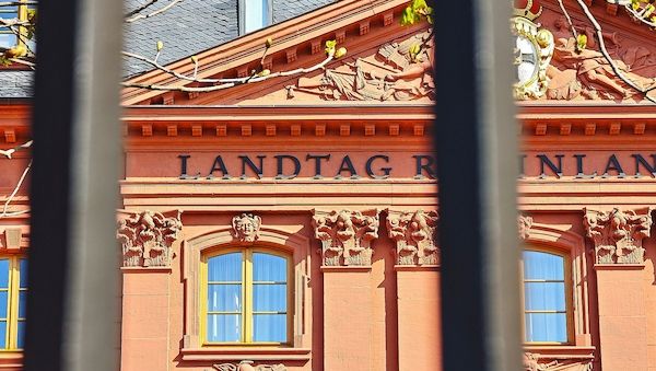CDU-Regierung in Rheinland-Pfalz hält an Einbürgerung ohne Sprachtest fest