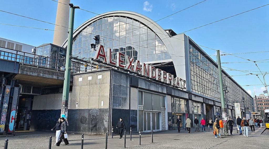 Gewalttat am Alexanderplatz: Tatverdächtiger nach Öffentlichkeitsfahndung ermittelt