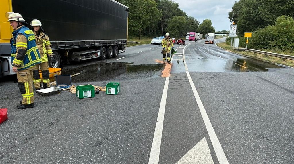 LKW-Unfall auf der Cherbourger Straße sorgt für Vollsperrung und Diesel-Austritt