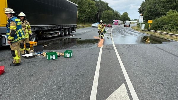 LKW-Unfall auf der Cherbourger Straße sorgt für Vollsperrung und Diesel-Austritt