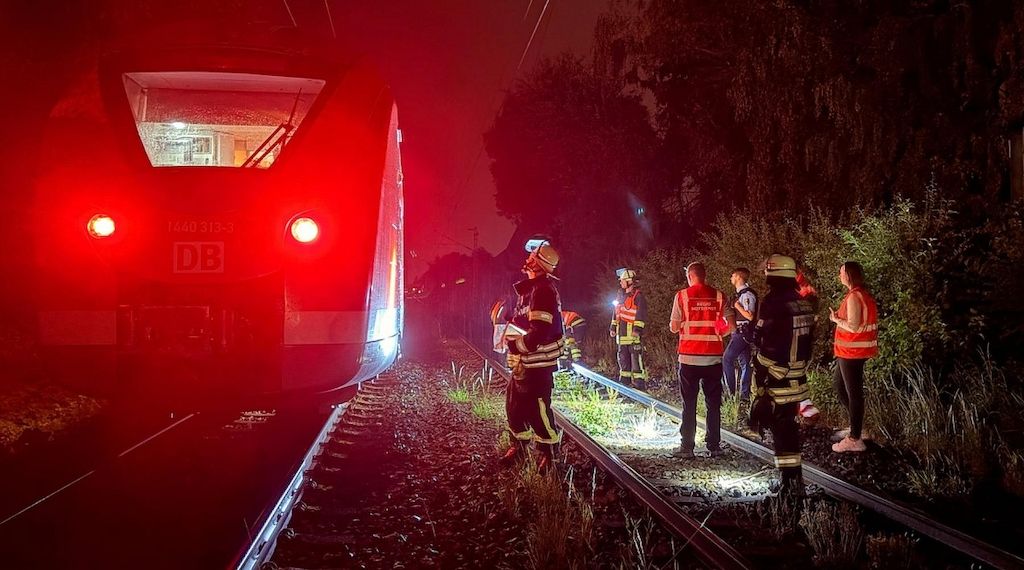 52 Passagiere nach Zugkollision mit Baum in Dortmund evakuiert