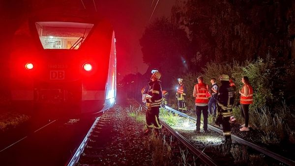 52 Passagiere nach Zugkollision mit Baum in Dortmund evakuiert