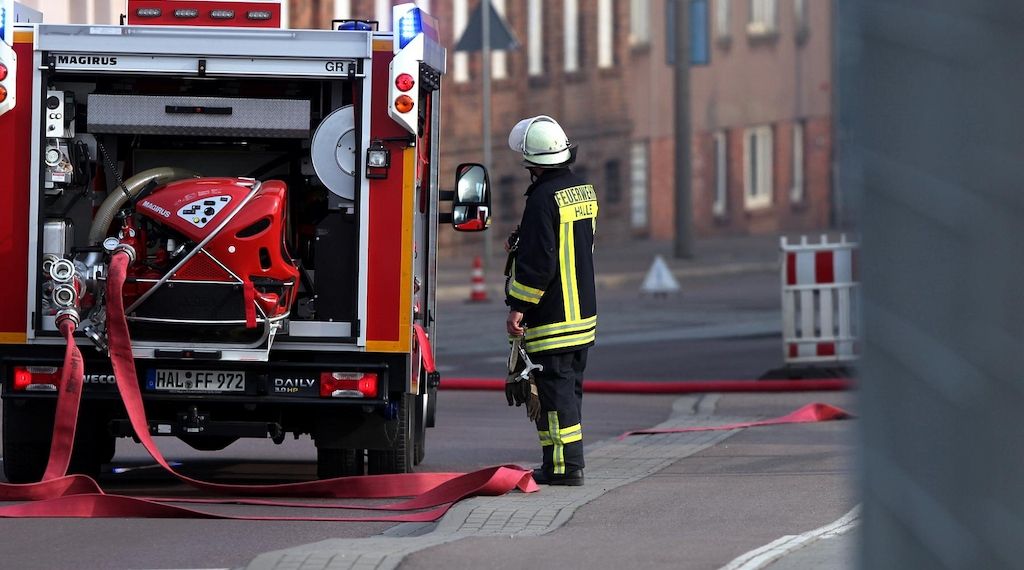 Sieben Verletzte nach Baumsturz auf Kleinbus in Hamburg-Eilbek