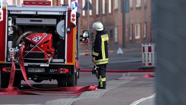 Sieben Verletzte nach Baumsturz auf Kleinbus in Hamburg-Eilbek