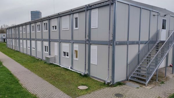 Zahl der Asylanträge im Juli nahezu halbiert