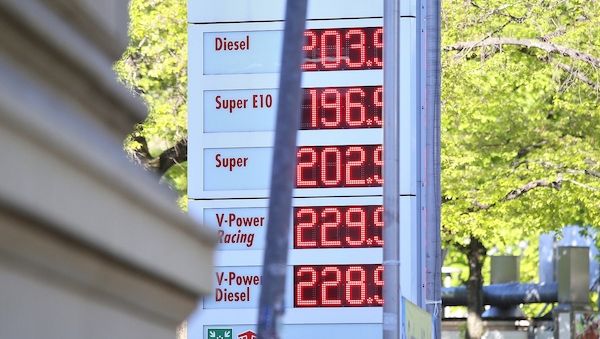 Ökonom warnt vor höheren Spritpreisen wegen Niedrigwasser