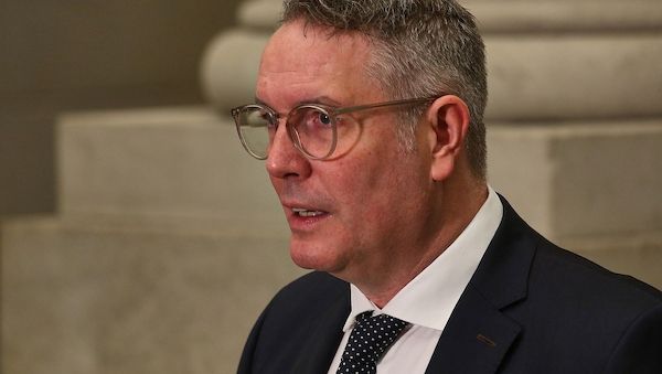Schweitzer pocht auf Frau als Bundespräsidentin