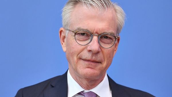 Wirtschaftsweiser fordert niedrigere Beamtenpensionen
