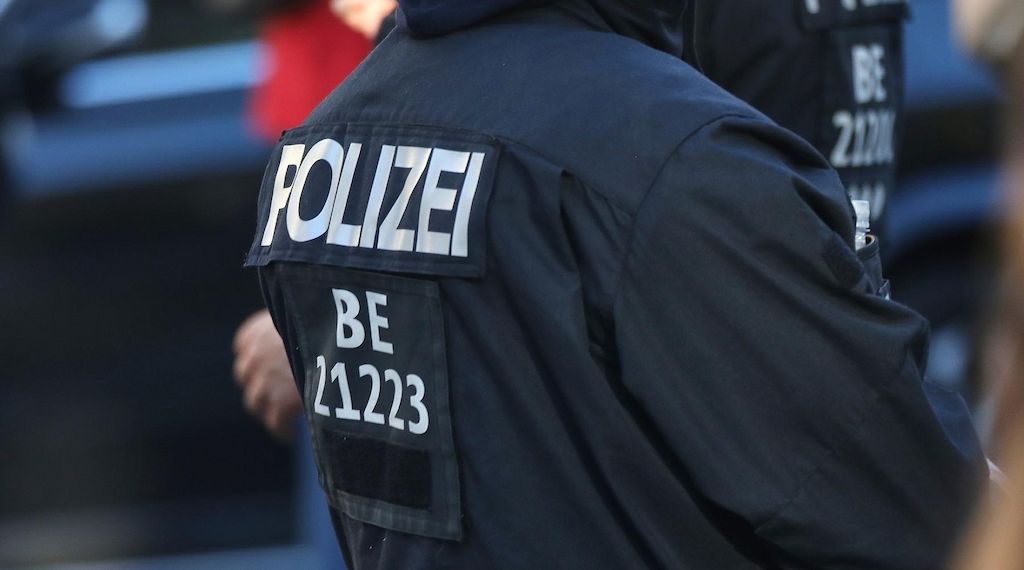 Unbekannter entwendet Regenbogenflaggen in Berlin-Prenzlauer Berg