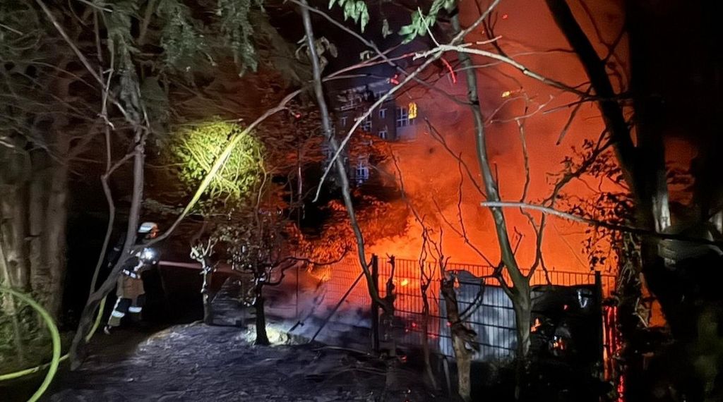 Bremerhavener Feuerwehr verhindert Brandausbreitung auf Villa