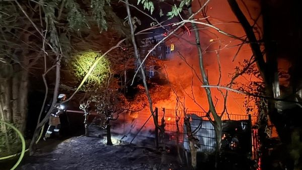 Bremerhavener Feuerwehr verhindert Brandausbreitung auf Villa