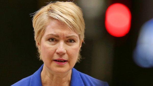 Schwesig wirft Bundesregierung "faktische Rentenkürzung" vor