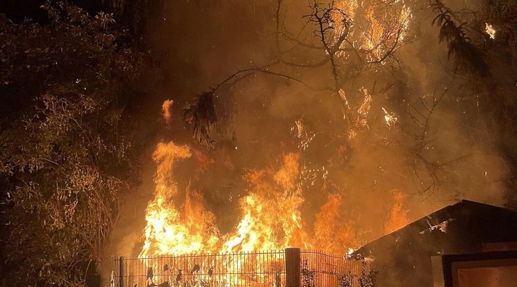 Meterhohe Flammen bei Gartenlaubenbrand in Dortmund