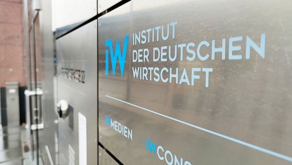 IW-Studie: Ostdeutsche Chefs sehen Demokratie gefährdet