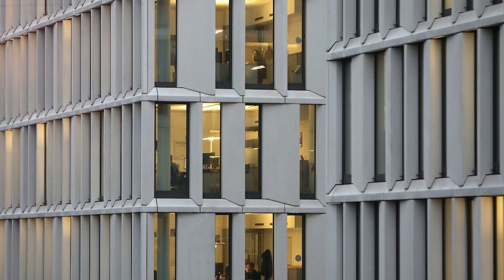 Arbeitszeit pro Kopf leicht gesunken - Ältere trotzen dem Trend