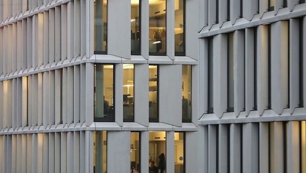 Arbeitszeit pro Kopf leicht gesunken - Ältere trotzen dem Trend