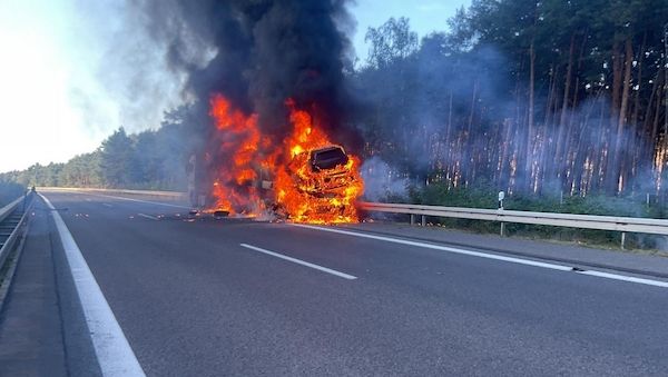 Todesopfer bei Unfall im Stau nach Lkw-Brand auf A15 bei Cottbus