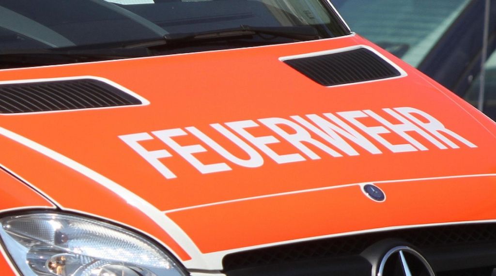 Umgekippter Anhänger mit Bauschutt auf A94 bei München-Daglfing