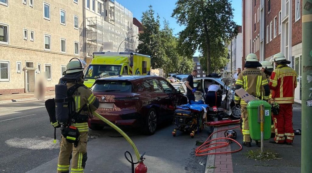 Feuerwehr Bremerhaven befreit eingeschlossene Person aus Unfallfahrzeug