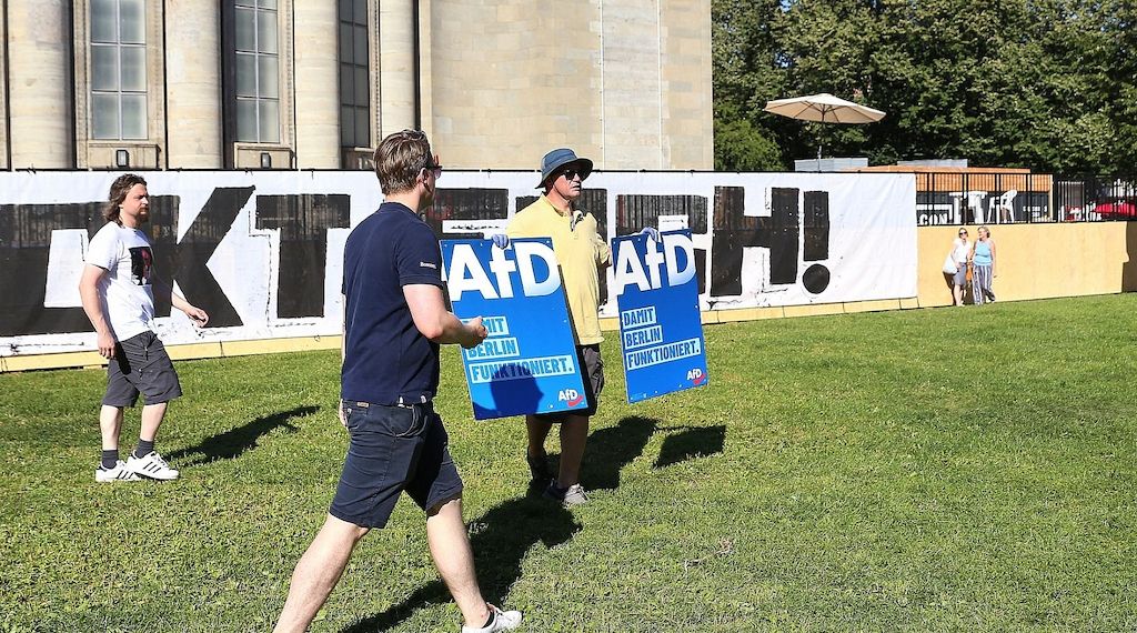 AfD-Protest vor Berliner Volksbühne endet mit Tumult
