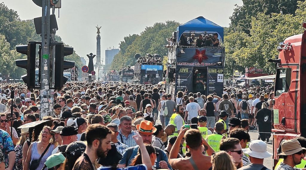 Zehntausende bei Techno-Parade "Rave the Planet" in Berlin