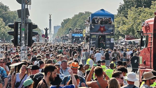 Zehntausende bei Techno-Parade "Rave the Planet" in Berlin