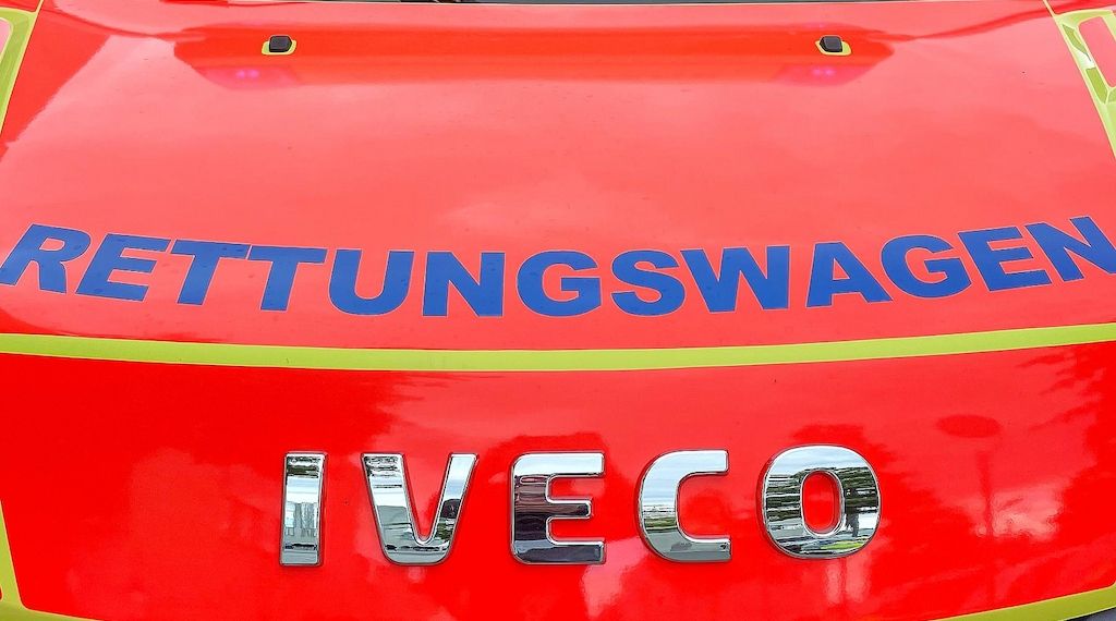Frau bei Unfall auf der B8 in Düsseldorf-Angermund lebensgefährlich verletzt