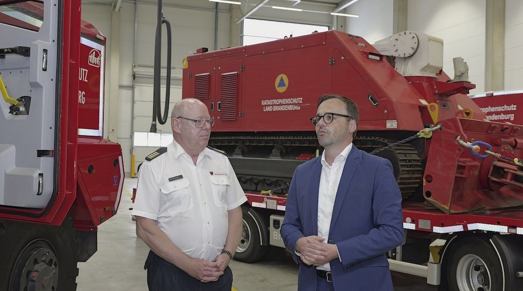 Innenminister Dr. Jan Redmann zu Besuch im Waldbrandkompetenzzentrum der LSTE in Wünsdorf Zossen-Wünsdorf.